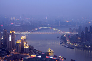 城市夜景中的跨江大桥