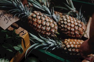 新鲜菠萝堆放在货架上