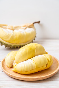 木盘上的美味新鲜榴莲