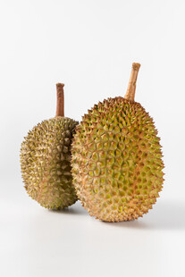 两个新鲜榴莲果