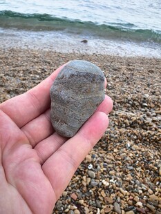手中握着的海边小石头