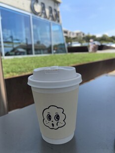 户外桌上的可爱图案咖啡杯