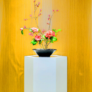 中式插花摆于素雅台座上