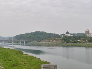 河畔风光 远处建筑与青山
