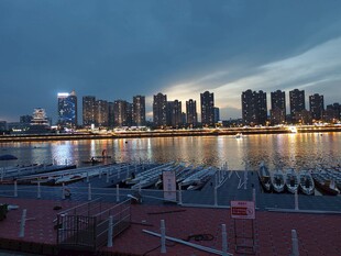 城市河畔暮色景观