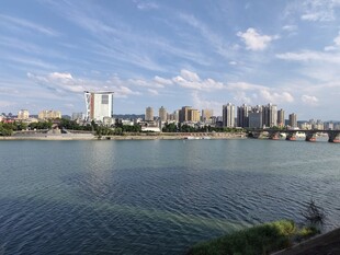 城市河畔风光
