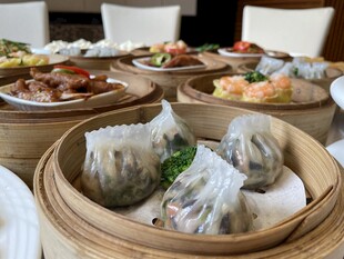 中式蒸笼点心与多样美食