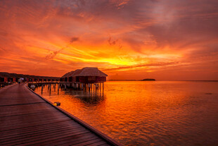 夕阳下的海边栈桥美景