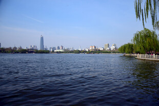 湖畔城市风光美景