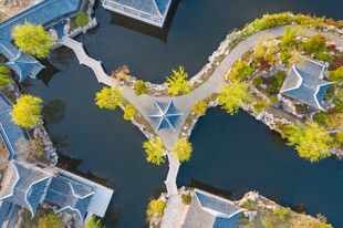 城市河畔景观俯瞰图