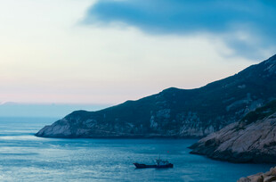 海边山峦与海上船只美景