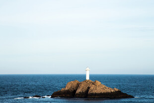 海上孤礁灯塔美景