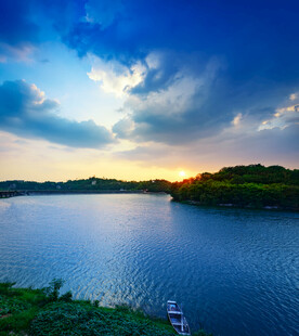 湖畔黄昏美景