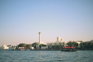 河畔城市风光