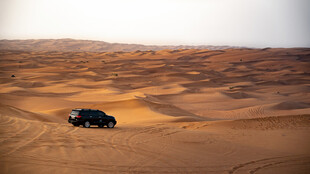 沙漠中独行的越野汽车