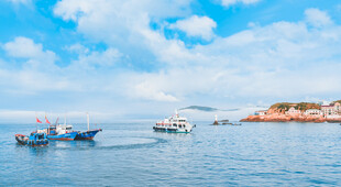 海上船只停泊美丽景致