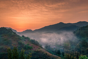 山间晨景霞光薄雾绕山林