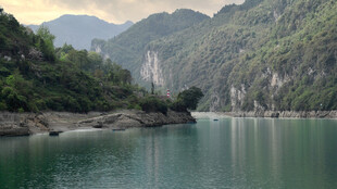 青山绿水间的宁静湖泊