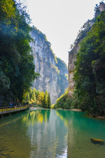 青山绿水间的静谧河谷