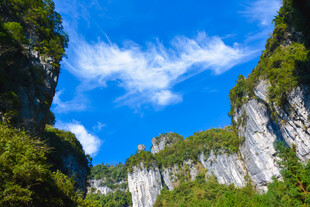 壮丽峡谷风光蓝天白云相伴