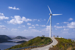山间公路旁的风力发电机组