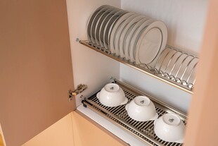 厨房橱柜内的餐具收纳