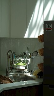 厨房窗台的绿植与厨具
