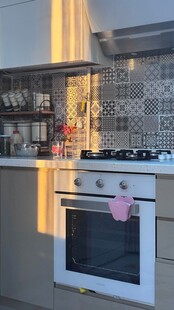 现代厨房中的白色烤箱