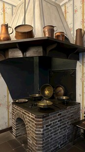 复古风砖砌灶台与炊具