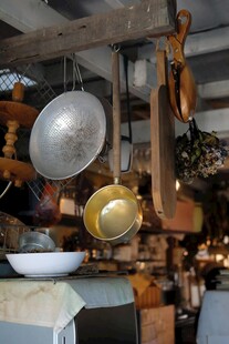 厨房悬挂的各式炊具餐具