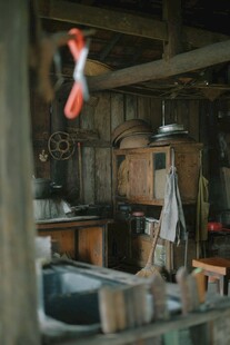 老旧屋内的杂乱生活物件