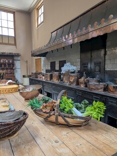 厨房内的新鲜食材与器具