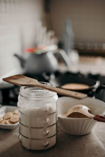 厨房中的调料与烹饪工具