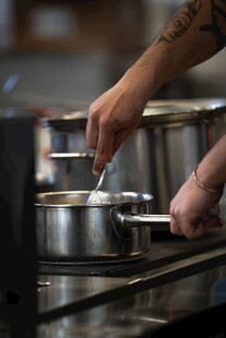 厨师在厨房操作烹饪器具