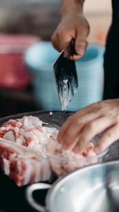 手工处理新鲜肉类食材