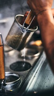 手工冲泡茶叶场景