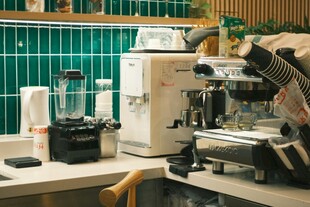 厨房内的多样烹饪器具