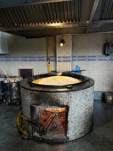 传统手工豆腐制作大铁锅