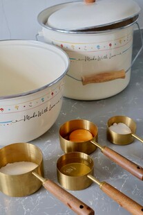 精美黄铜量勺与陶瓷容器
