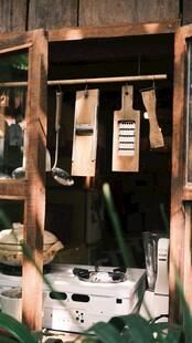 复古风户外露营装备展示