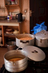 厨房中摆放的多样烹饪器具