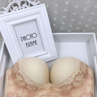 蕾丝花纹女士文胸展示