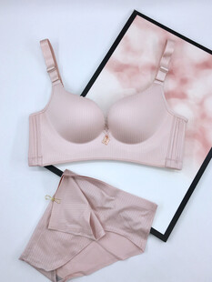 粉色女士内衣套装展示