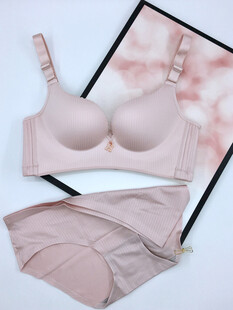 裸粉色女士内衣套装展示