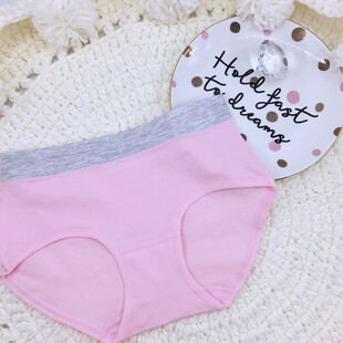 粉色女士内裤及装饰牌展示