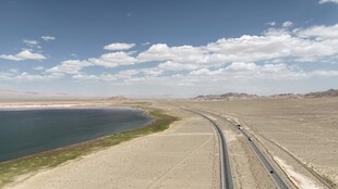 荒漠公路旁的宁静水域