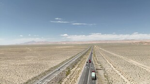 荒漠公路上的孤独行驶
