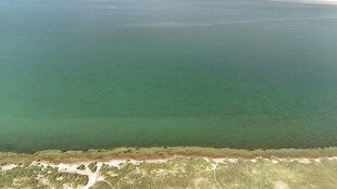 俯瞰碧海与岸边景致
