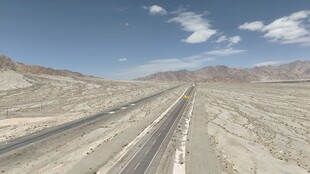 荒漠中的笔直公路