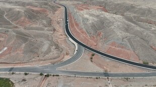 蜿蜒公路穿行荒漠地带